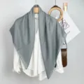 Foulard quadrato monocolore in imitazione cotone lino da donna, elegante design plissettato. - Grigio chiaro