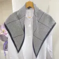 Sciarpa foulard triangolare a righe nero e bianco donna moda abbigliamento camicia - Sciarpa triangolare nera a righe