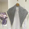 Retro sciarpa triangolare grande stampa floreale bianco e nero elegante twill seta - Sciarpa triangolare bianca a scacchi
