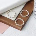 Handgemachte Naturperlen Ringe mit goldenen Perlen. Eleganter minimalistischer Schmuck. - Stretch-Stil
