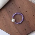Natürlicher lila Amethyst Perlenring mit weißer Süßwasserperle, elastischer Modeschmuck. - Stretch-Stil / Lila Und Weiß