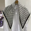Sciarpa triangolare a righe bianche e nere, elegante scialle in seta per camicia. - Foulard a triangolo a righe a rombi