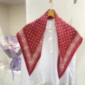 Retro rosso bianco motivo geometrico sciarpa triangolare elegante camicia accessorio scialle. - Foulard a triangolo rosso a fiori piccoli