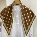 Sciarpa triangolare vintage in seta marrone a pois, elegante scialle da donna per camicia stile. - Foulard triangolari kaki a pois