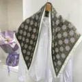 Sciarpa triangolare geometrica retrò da donna foulard in twill abbinata a camicia - Foulard triangolari verdi con patchwork floreale
