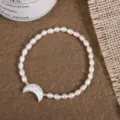 Barock Süßwasser Perlenarmband Detail mit natürlicher unregelmäßiger Textur und Mondanhänger. - Mond (B5103)