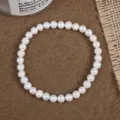 Nahaufnahme des Naturperlenarmbands, schlichtes und vielseitiges Hand-Schmuck-Design. - Kartoffelform Stil (B5018)