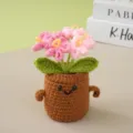 Vue détaillée de fleur de pot au crochet artisanale, joli ornement de plante tricotée mignonne. - Rose Dégradé