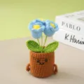 Plante en pot de fleurs bleues au crochet fait main, détail de jolie déco tricotée. - Bleu
