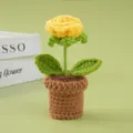 Primer plano detallado de una planta en maceta de rosa amarilla de ganchillo artesanal. - Amarillo