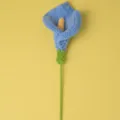 Détail de fleur de calla bleu crocheté fait main, belle vue rapprochée en tricot fin - Bleu