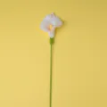 Détail de branche de fleur de lys calla blanc crocheté à la main, design de tricot en laine. - Blanc