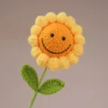 Tournesol au crochet fait main avec visage souriant, joli détail de fleur tricotée pour cadeau. - Tournesol Souriant à 12 Pétales