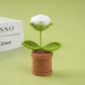 Primer plano detallado de planta en maceta de rosas de ganchillo hechas a mano. - Blanco