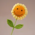 Détail de tournesol au crochet fait main, fleur tricotée mignonne avec feuilles et sourire. - Tournesol Souriant à 18 Pétales