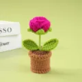 Planta en maceta de rosa a crochet hecha a mano, encantador adorno de escritorio. - Rosa rojo