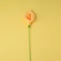 Détail de la tige de fleur de lys calla crochetée à la main, artisanat en fil jaune et orange. - Jaune