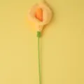 Détail de fleur de lys arum au crochet fait main, artisanat en fil fin, gros plan déco. - Jaune