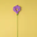 Fleur de lis calla violette au crochet artisanale détail gros plan décoration en fil botanique - Violet