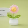 Handgemachte gehäkelte rosa Gänseblümchen Topfpflanze Detailansicht, süßes Raumdeko Geschenk. - Rosa Gänseblümchen