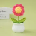 Handgefertigte Häkel-Topfblume mit rosa Blüten und weißem Keramiktopf, schöne Heimdekoration. - Wassermelonenrote kleine Margerite