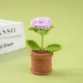 Vista detallada de planta en maceta de rosas de ganchillo hecha a mano, flor tejida para mesa. - Púrpura