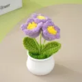Handgearbeitete Häkelblumen im Topf, violette Strickblume als schönes Geschenk für Zuhause. - Lila