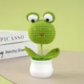 Handgemaakte gehaakte kikker potplant gedetailleerd overzicht, schattig wol ambacht tafelornament. - Kikker in Pot