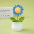 Handgemachte gehäkelte blaue Gänseblümchen Topfpflanze, süße gestrickte Blumendeko für Zuhause. - Blaues Gänseblümchen