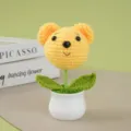 Gedetailleerd overzicht van handgehaakte schattige gele beren bloempot, zachte planten decor. - Kleine Beer Potplant