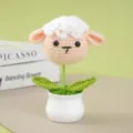 Handgemaakte gehaakte schaap potplant detail, schattige wolbloem decor voor gezellig huis. - Klein Schaap Potplant