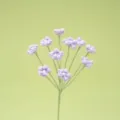 Handgemachte Häkel-Schleierkraut Blume Detail, lila Strick Blumenzweig mit Perlen Dekoration. - Lila