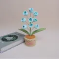 Plante en pot muguet crochet fait main, joli décor de bureau floral bleu cadeau. - Bleu clair
