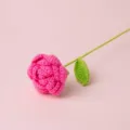Handgehäkelte rosafarbene Rosenblüte Detailaufnahme, perfektes Geschenk für den Valentinstag. - Fuchsia