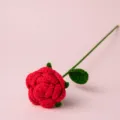 Handgefertigte gehäkelte rote Rosenblüte Detailansicht, zarter Garnblumenstiel für Heimdeko Geschenke. - Hellrot mit dunklen Stielen