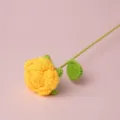 Handgefertigte gelbe Häkelrose mit grünem Stiel, perfektes romantisches Geschenk zum Valentinstag. - Gelb