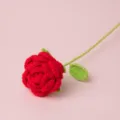 Handgemachte gehäkelte Rose Blume einzelner Stiel gestrickte rote Rose Detail für Geschenk - Rot