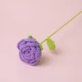 Handgemachte gehäkelte violette Rose Detailaufnahme, filigraner Wollstiel nah. - Hellviolett