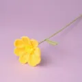 Primo piano dettagliato di stelo di fiore all'uncinetto giallo fatto a mano con filato. - Giallo
