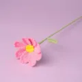 Dettaglio in primo piano dello stelo di fiore di cosmea rosa all'uncinetto, perfetto per decorare. - Rosa