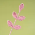 Handgemaakte gehaakte roze bladstengel detail, DIY bloemboeket accessoire decoratie. - Roze