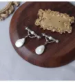 Barock Perlen Brosche Nadel mit funkelnden Diamanten und hängenden Süßwasserperlen für Damen. - X1039 Abnehmbarer Tropfenanhänger Stil / Silber
