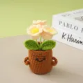 Fleur en pot au crochet faite main avec visage mignon pour décoration de bureau. - Jaune