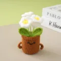Fleur au crochet faite main en pot avec un joli visage, déco de bureau et cadeau idéal. - Blanc