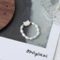 Anello per gatto in perla d'acqua dolce naturale con ciondolo in conchiglia elastico chic. - Ciondolo Gatto (R3039) / Bianco