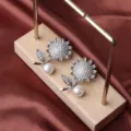 Elegante Sonnenblumen Brosche mit funkelnden Zirkonia und einer echten Sueswasserperle. - X1034 Sonnenblume Stil / Silber