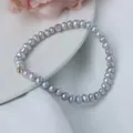 Graue Süßwasserperlen Armband mit 14k vergoldeten Perlen minimalistischer eleganter Damenschmuck - Elastisches Armband / Grau