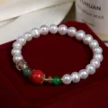 Elegantes chinesisches Süßwasserperlen Armband mit rotem Cinnabar und grünen Jade Perlen. - Roter Zinnober-Perlen-Stil