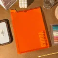 A4 tragbarer transparenter Ordner Detail mit orangefarbenem wasserdichten Plastikdesign. - Lava-Orange