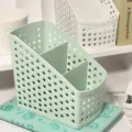 Multifunktionaler Kunststoff-Schreibtisch-Organizer mit schrägem Multi-Fächer-Design. - Grün